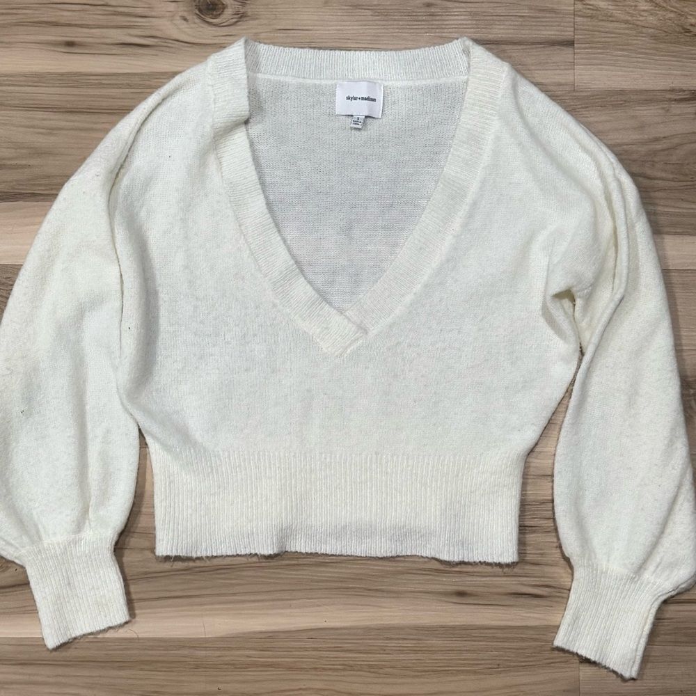 Skylar + Madison Ivory Soft Fuzzy V Neck Sweater Women’s Small